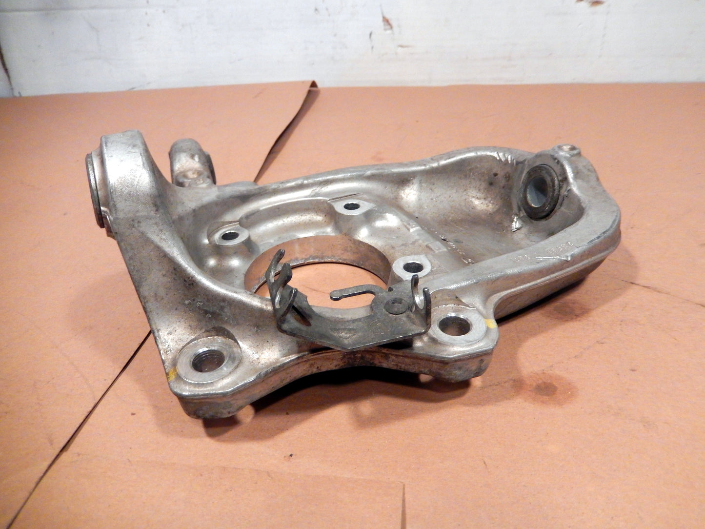 Maserati Quattroporte M139 Front Driver Wheel Hub Suspension Knuckle
