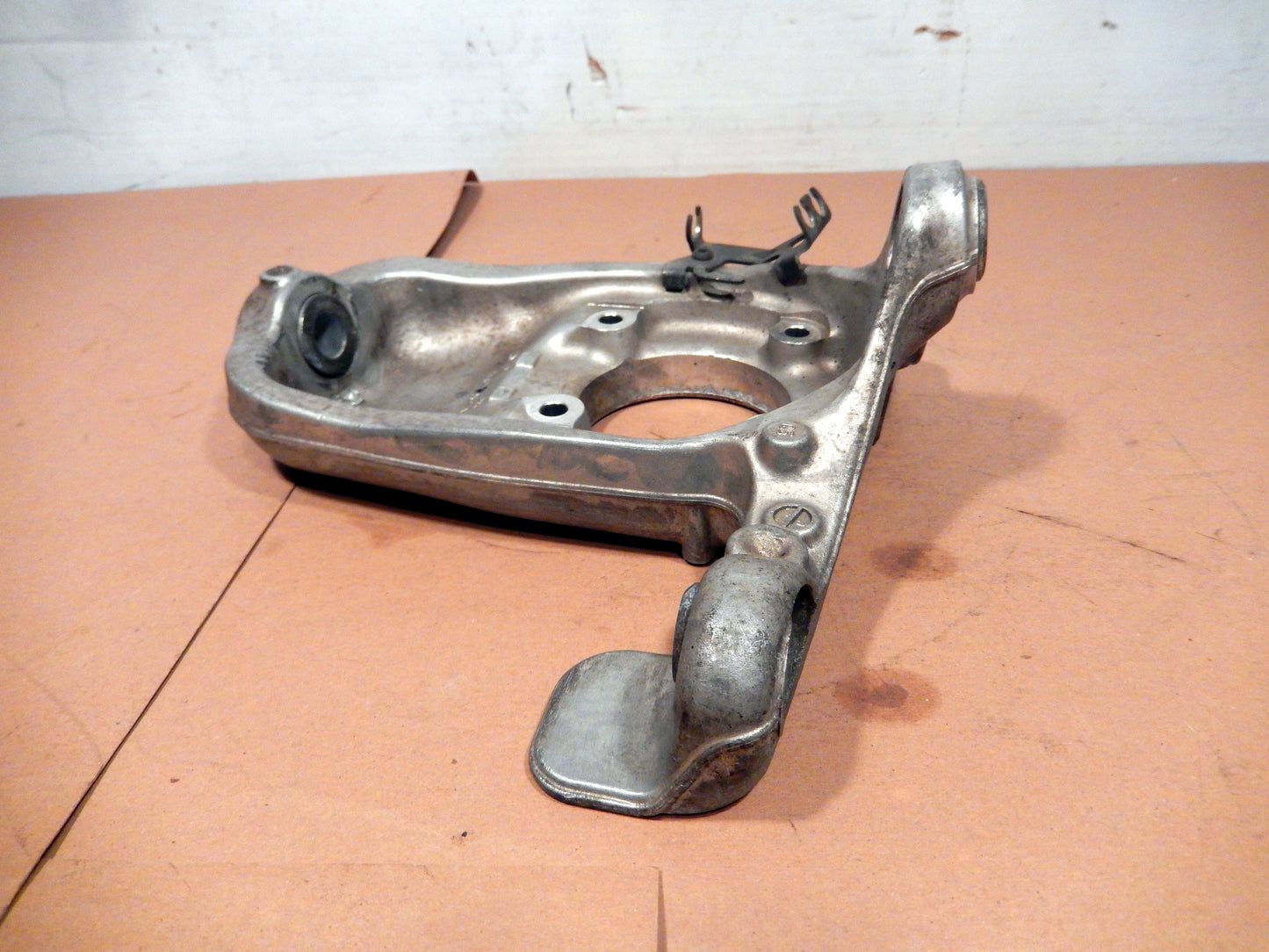 Maserati Quattroporte M139 Front Driver Wheel Hub Suspension Knuckle