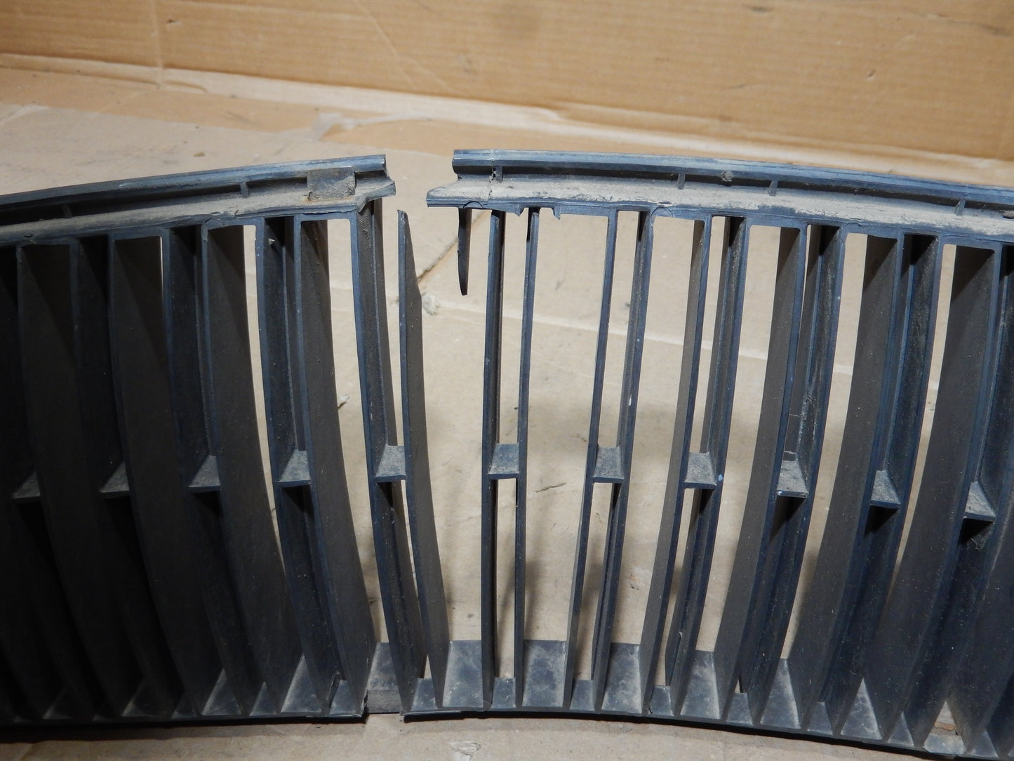 Volvo P1800ES Front Grill