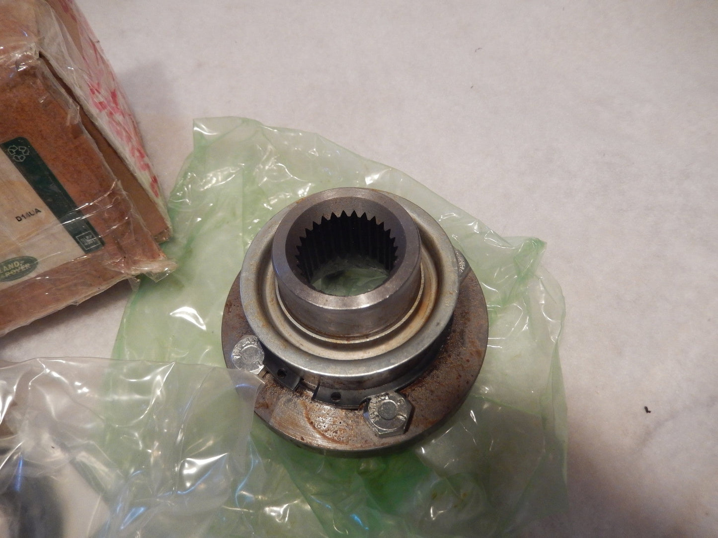 Range Rover P-38 NOS Rear Differential Drive Shaft Receiver Assembly