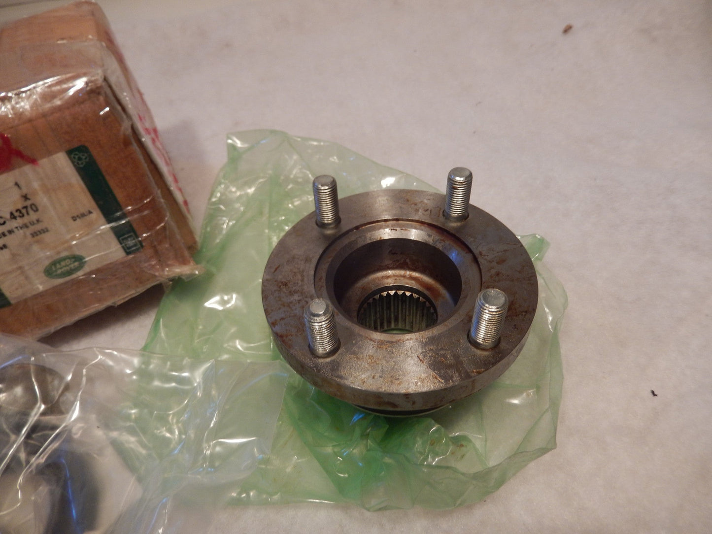 Range Rover P-38 NOS Rear Differential Drive Shaft Receiver Assembly