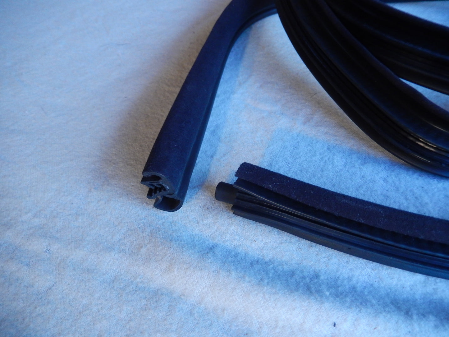 Maserati Quattroporte M-139 04 - 2014 Passengers ( Right ) Front Door Weather Seal