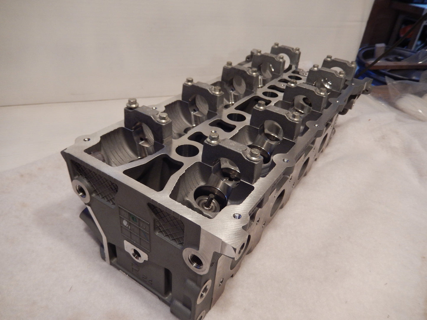 Range Rover 05- 06 NOS , NEW 4.4 16 Valve Right Side Engine Head # 4585196