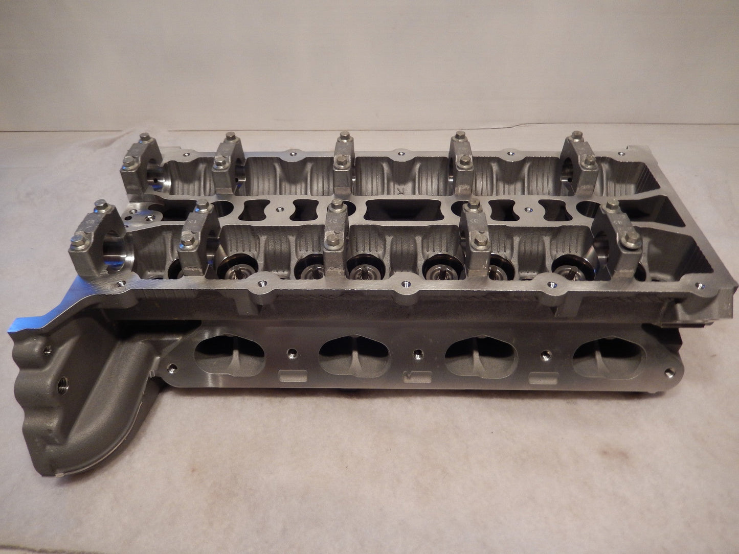 Range Rover 05- 06 NOS , NEW 4.4 16 Valve Right Side Engine Head # 4585196