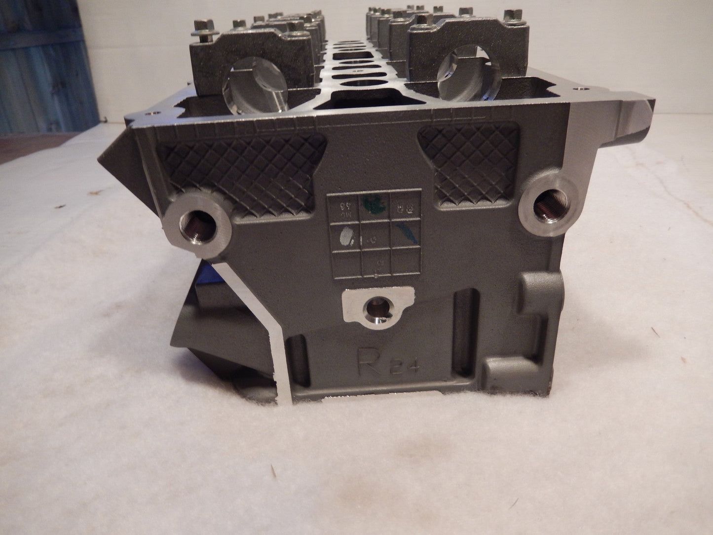 Range Rover 05- 06 NOS , NEW 4.4 16 Valve Right Side Engine Head # 4585196