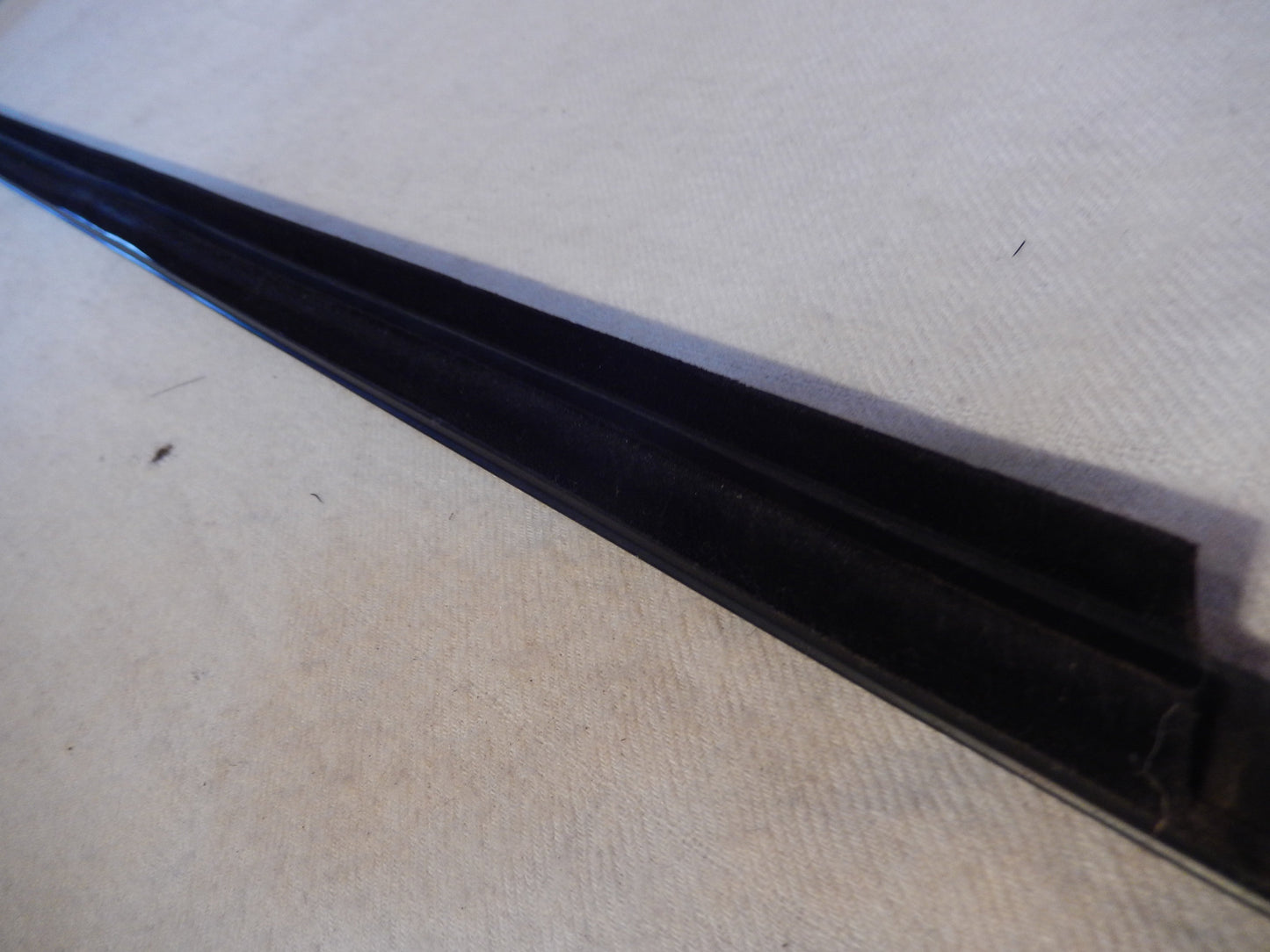 Maserati Quattroporte M-139 04 - 014 Front Drivers Door Exterior Window Scraper