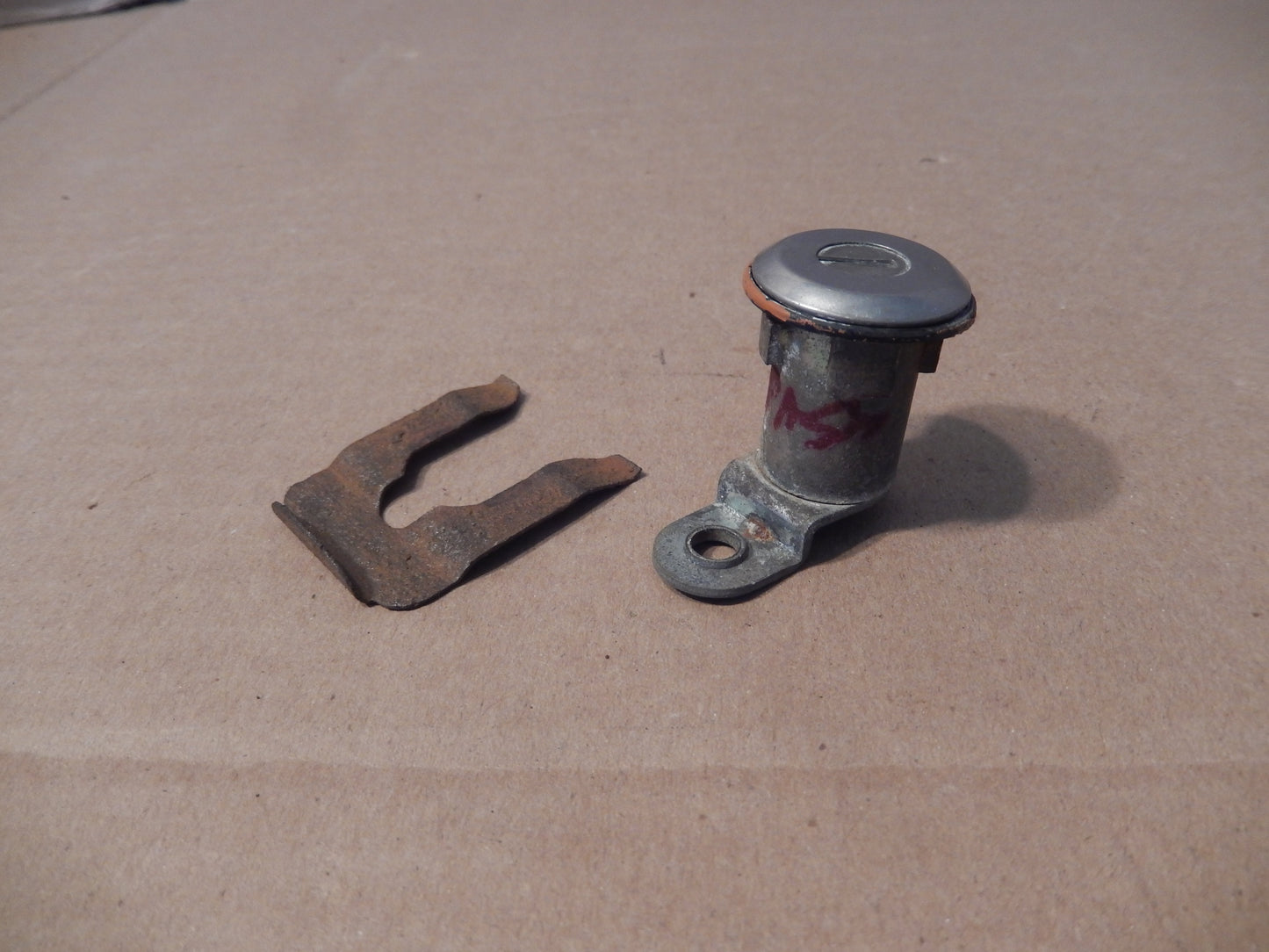 Datsun 240Z Passengers Door Lock + Clip