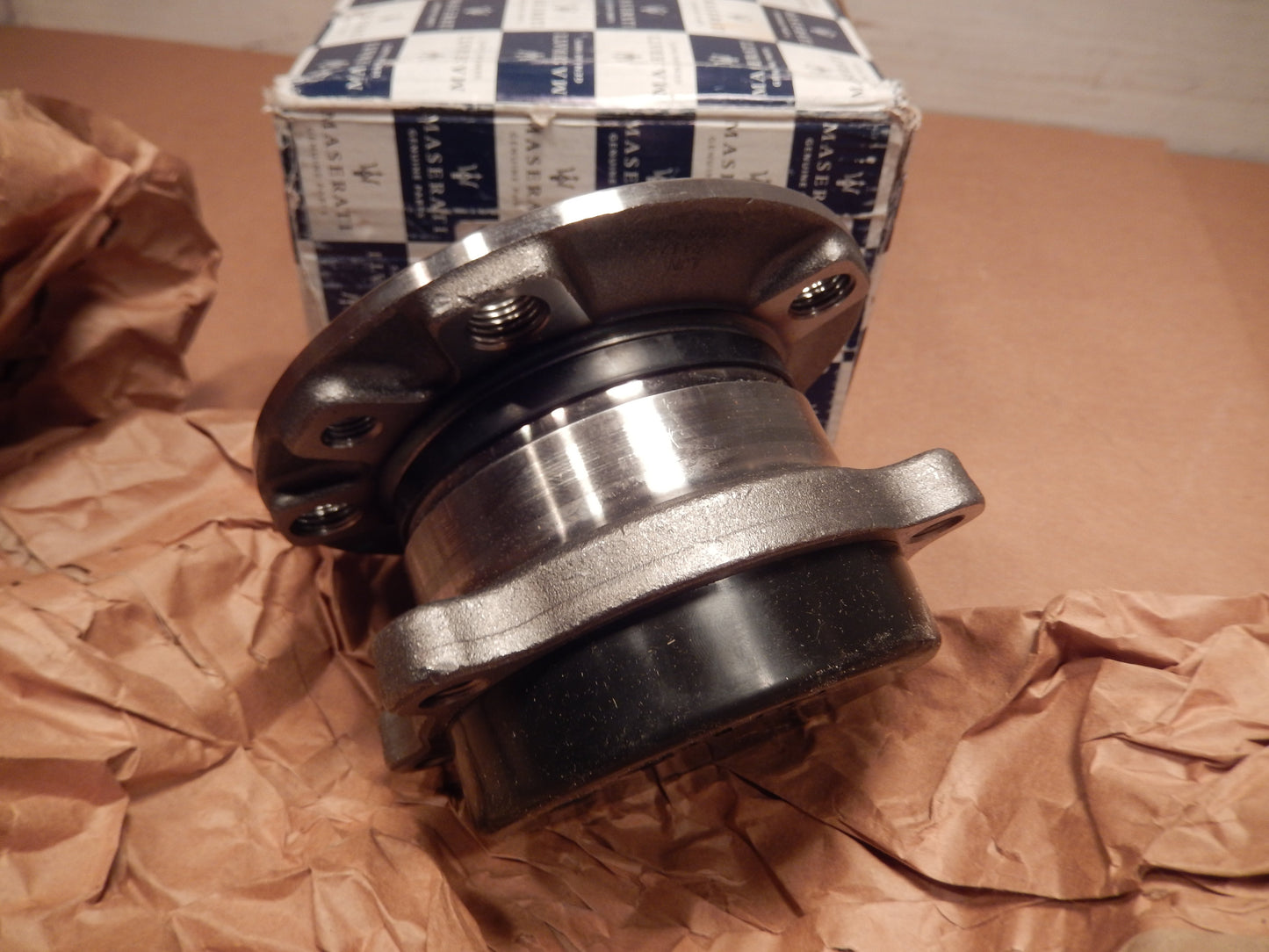 Maserati Quattroporte M-156 2013 - 18 NEW Rear Wheel Hub # 675000063