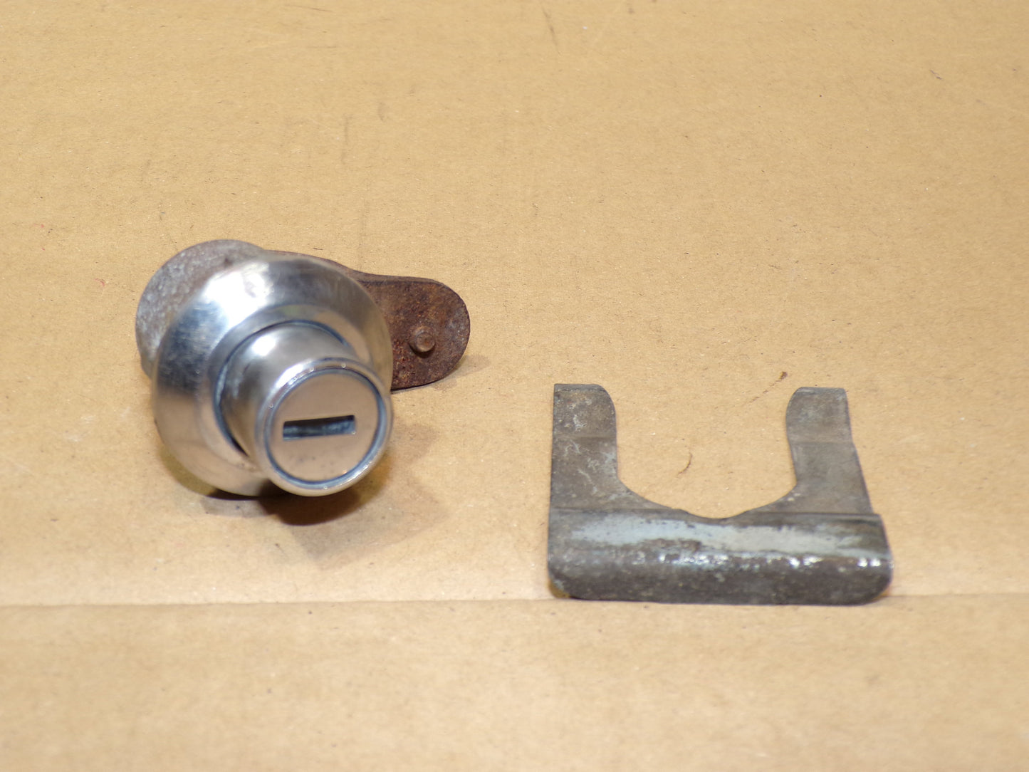 Datsun 240Z Rear Hatch Lock + Mount Clip
