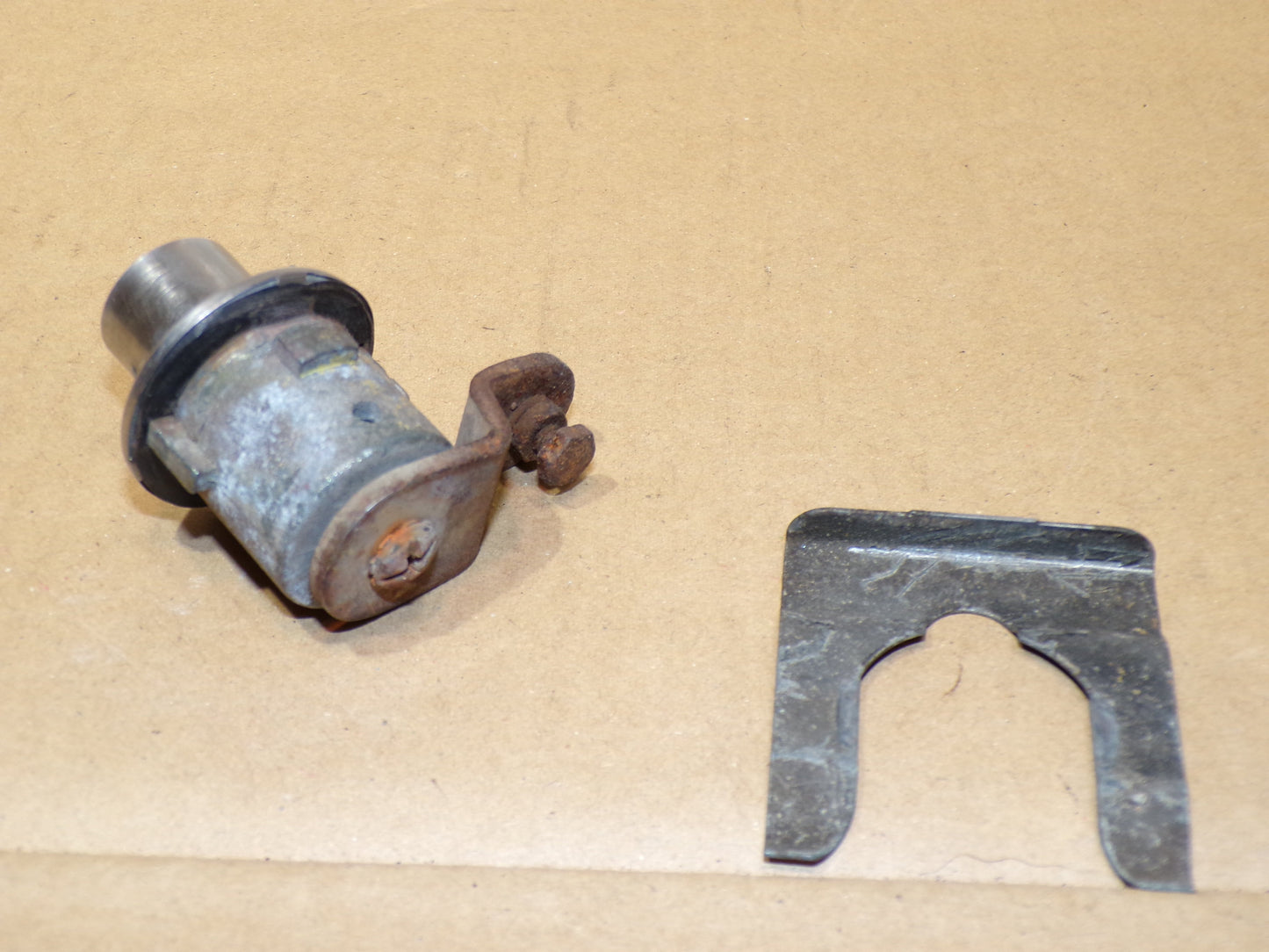 Datsun 240Z Rear Hatch Lock + Mount Clip