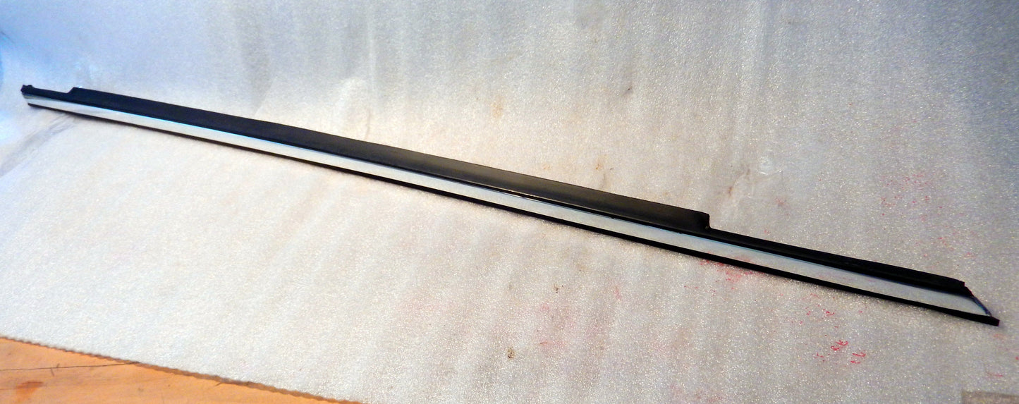 Maserati Quattroporte Front Passenger Door Exterior Window Scraper
