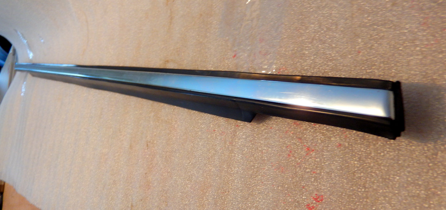 Maserati Quattroporte Front Passenger Door Exterior Window Scraper