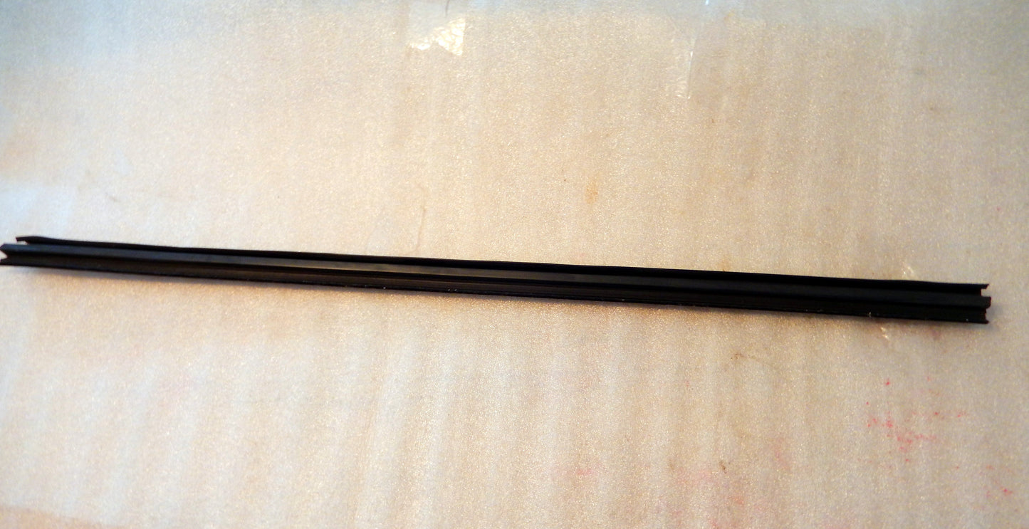 Maserati Quattroporte Front Passenger Door Interior Window Scraper