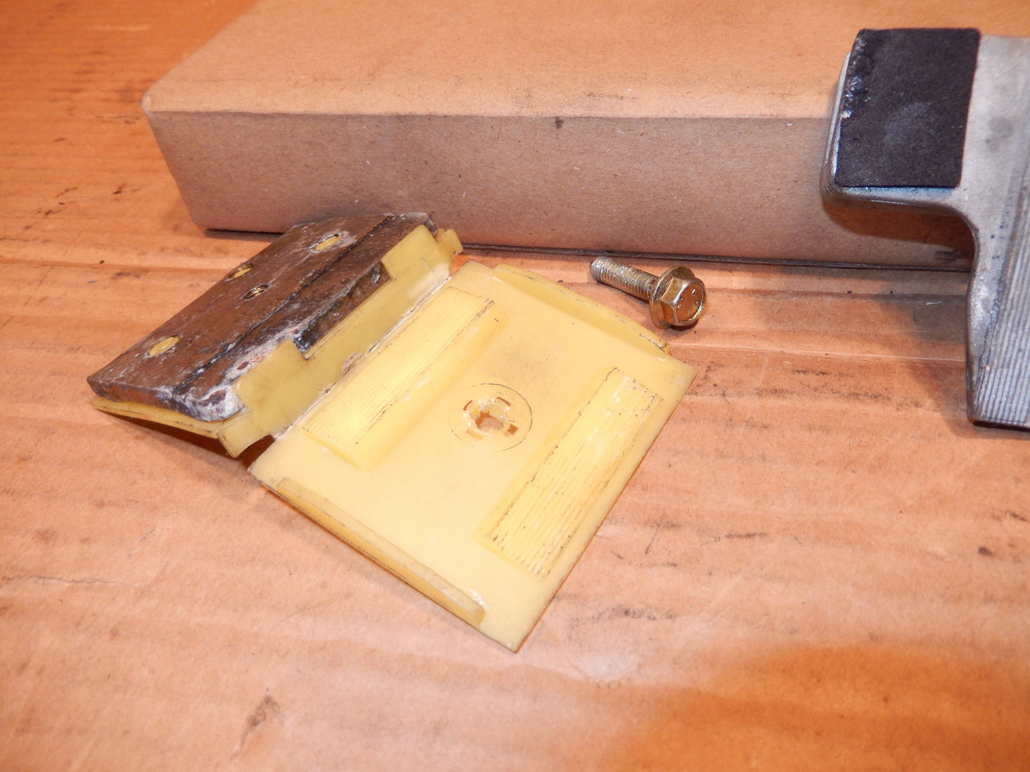 Maserati M138 Drivers Door Rear Regulator Glass Clamp