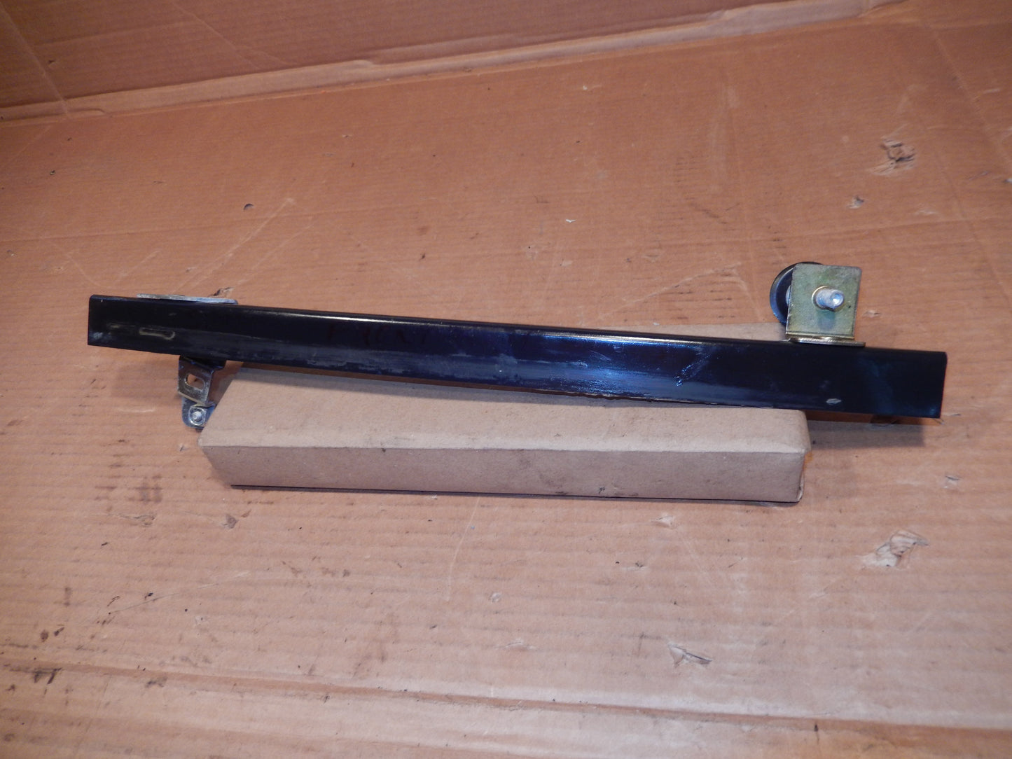 Maserati M138 Passengers Door Front Glass Rail