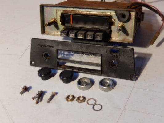 Datsun 240Z Hitachi Radio Model KM-1520ZC