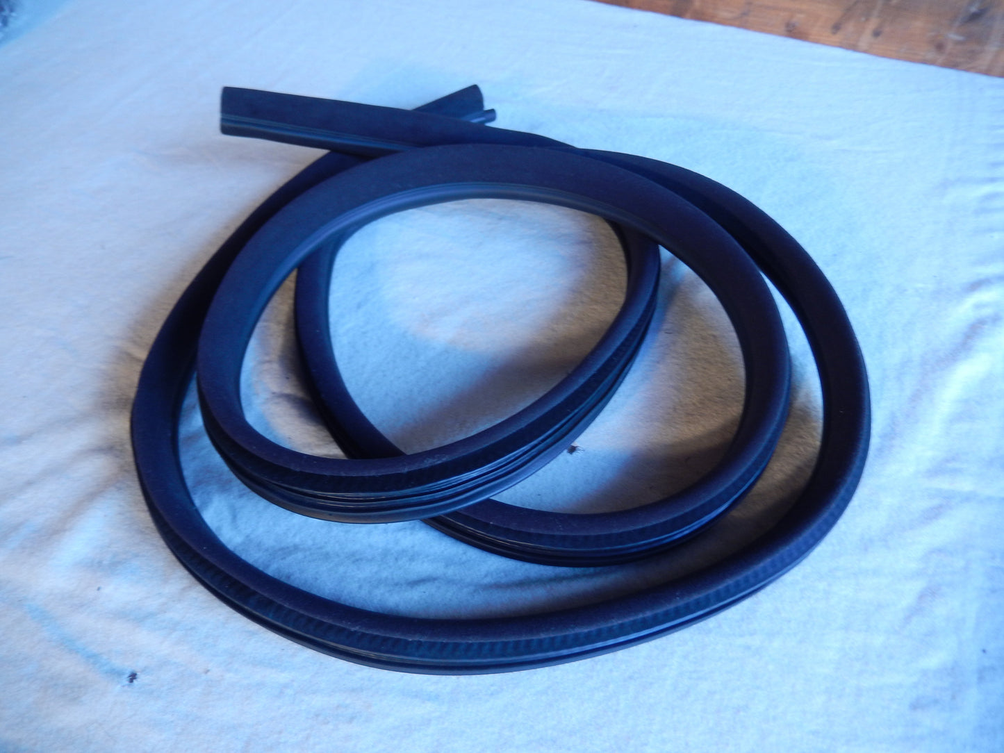 Maserati Quattroporte M-139 04 - 2014 Passengers ( Right ) Front Door Weather Seal