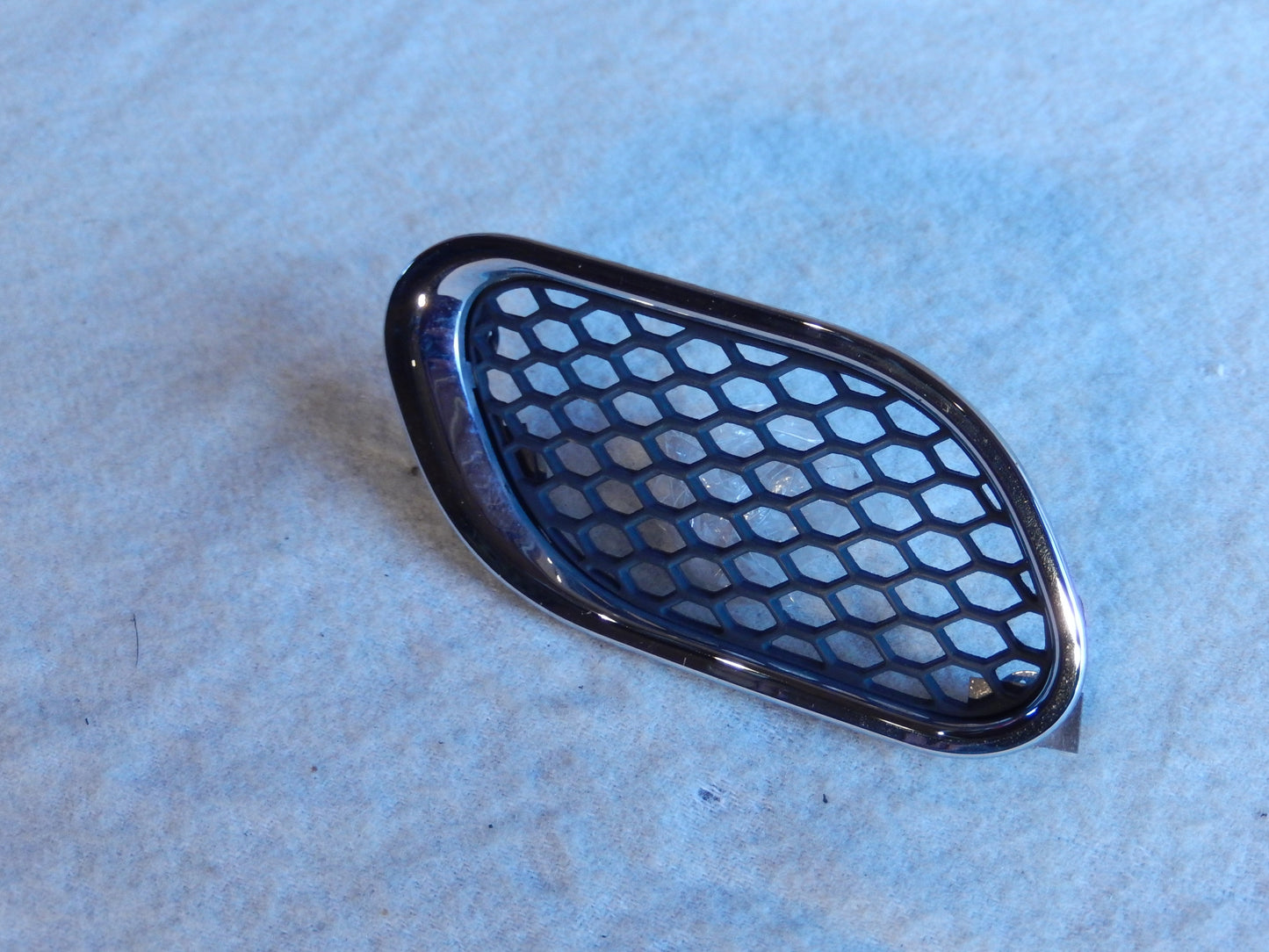 Maserati Quattroporte M-139  04 - 014 Driver Side Fender Vent Grill