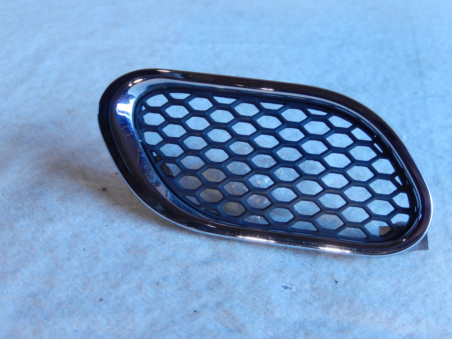 Maserati Quattroporte M-139  04 - 014 Driver Side Fender Vent Grill