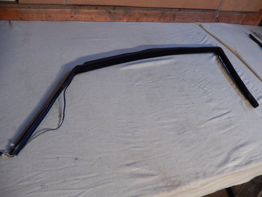 Maserati Quattroporte M-139  04 - 014 Front Drivers Exterior Door Seal