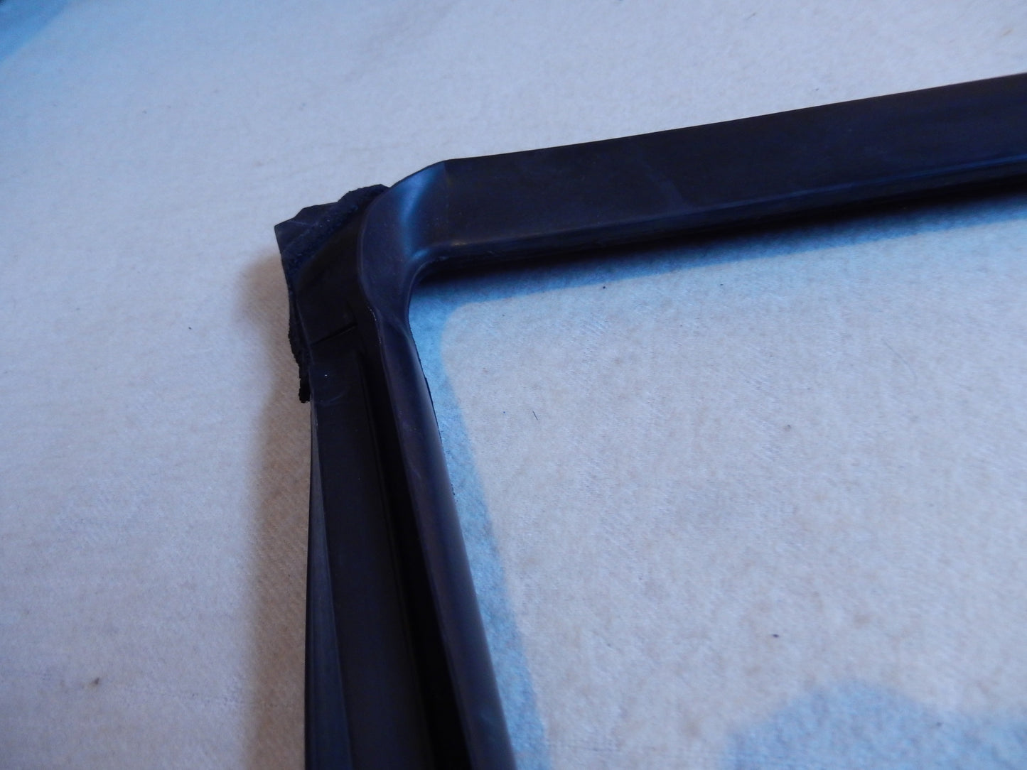 Maserati Quattroporte M-139  04 - 014 Front Drivers Exterior Door Seal