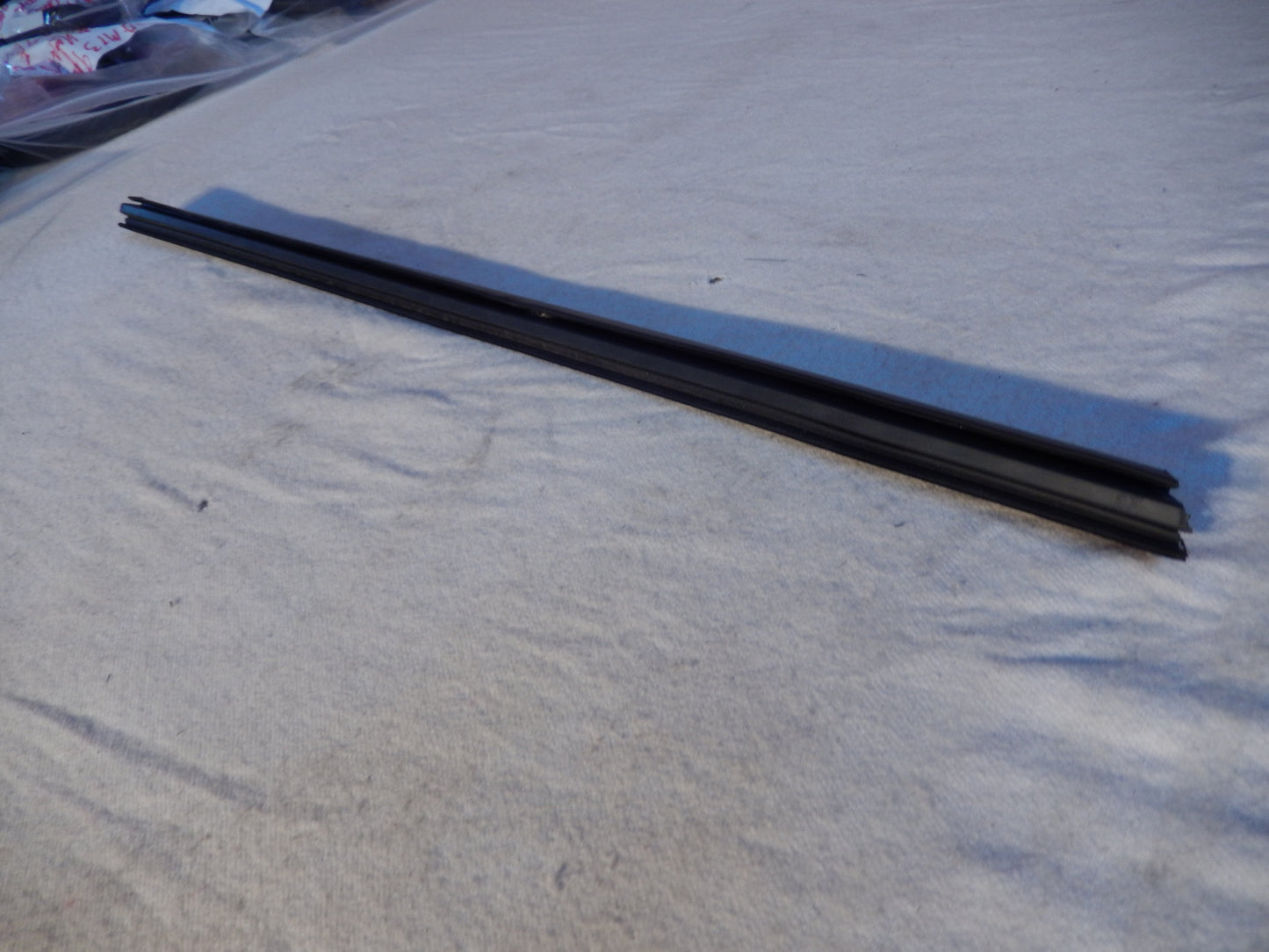 Maserati Quattroporte M-139  04 - 014 Front Drivers Interior Window Scraper