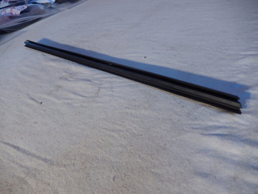 Maserati Quattroporte M-139  04 - 014 Front Drivers Interior Window Scraper