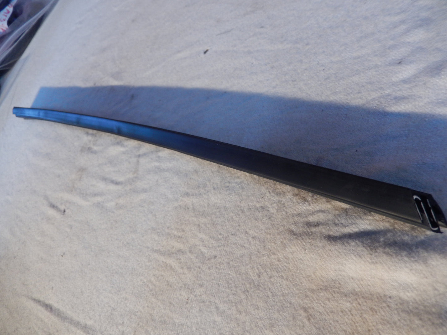 Maserati Quattroporte M-139  04 - 014 Front Drivers Interior Window Scraper