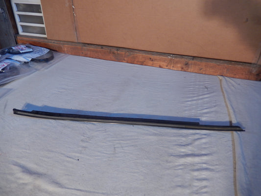 Maserati Quattroporte M-139  04 - 014 Front Passengers Door Exterior Window Scraper