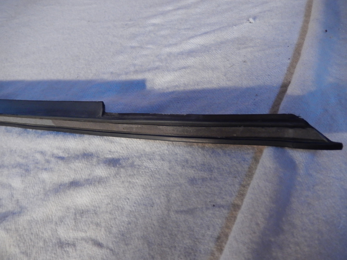 Maserati Quattroporte M-139  04 - 014 Front Passengers Door Exterior Window Scraper