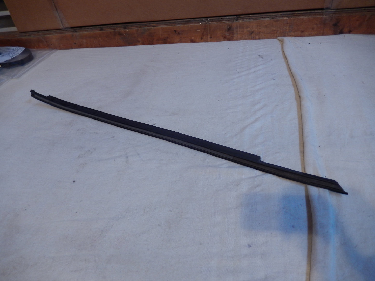 Maserati Quattroporte M-139  04 - 014 Front Passengers Door Exterior Window Scraper