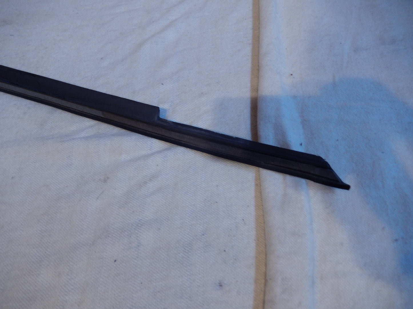 Maserati Quattroporte M-139  04 - 014 Front Passengers Door Exterior Window Scraper