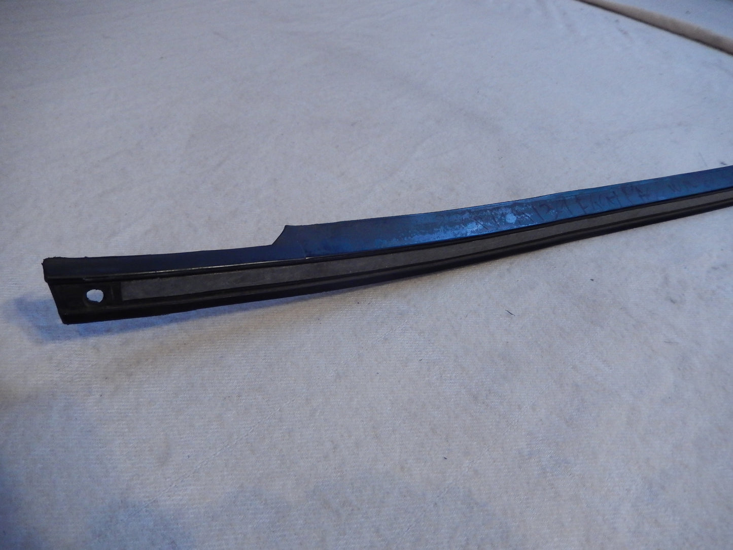 Maserati Quattroporte M-139  04 - 014 Front Passengers Door Exterior Window Scraper