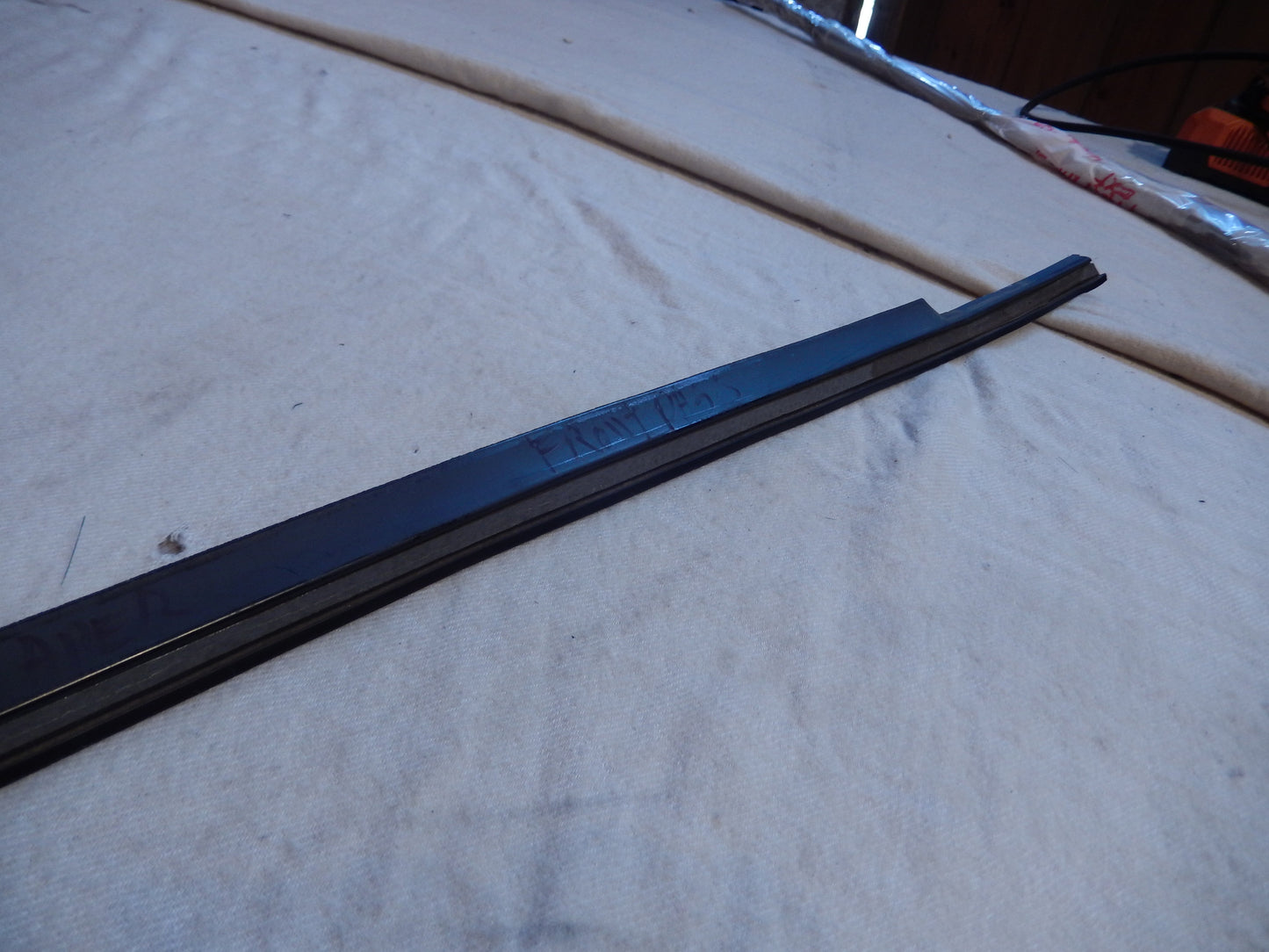 Maserati Quattroporte M-139  04 - 014 Front Passengers Door Exterior Window Scraper