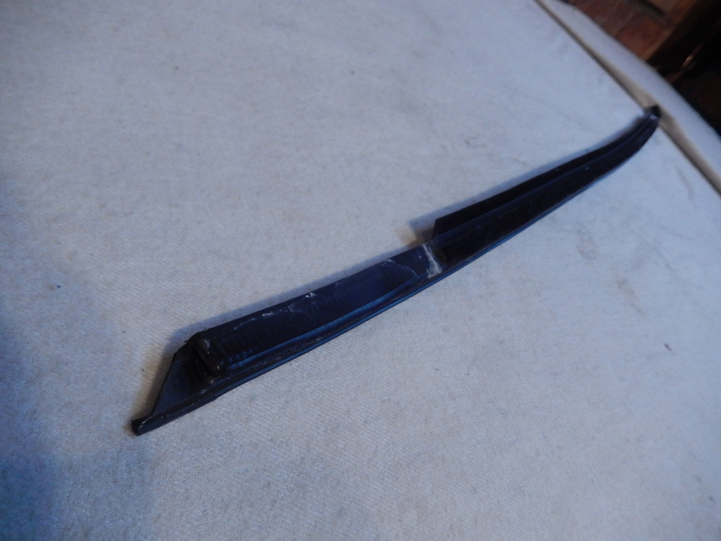 Maserati Quattroporte M-139  04 - 014 Front Passengers Door Exterior Window Scraper