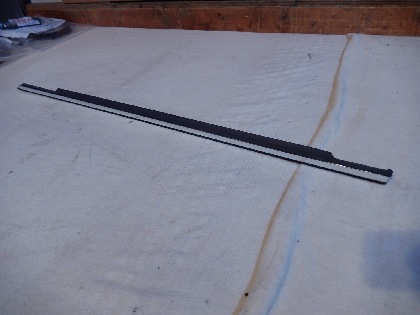 Maserati Quattroporte M-139  04 - 014 Front Drivers Door Exterior Window Scraper