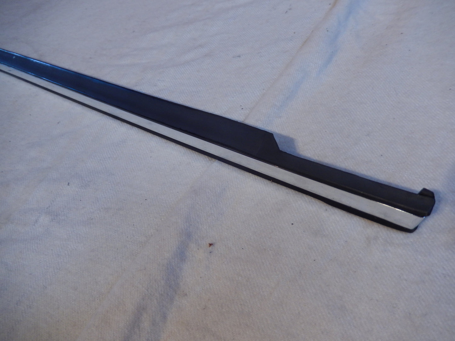 Maserati Quattroporte M-139  04 - 014 Front Drivers Door Exterior Window Scraper