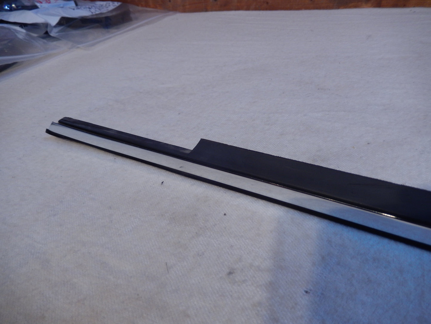 Maserati Quattroporte M-139  04 - 014 Front Drivers Door Exterior Window Scraper