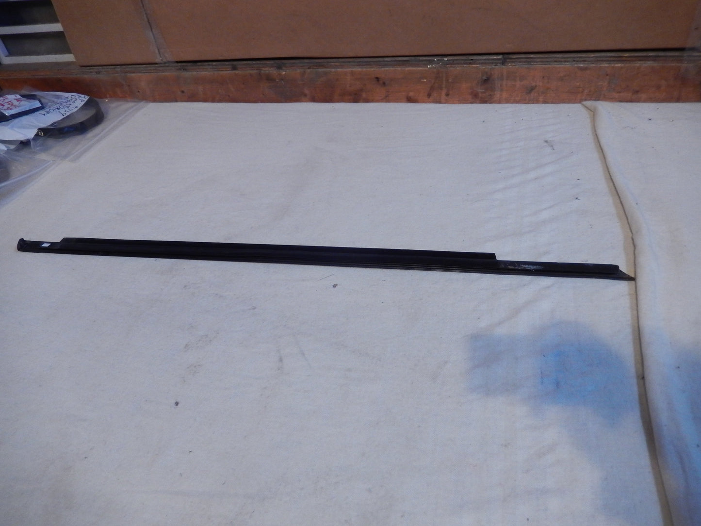 Maserati Quattroporte M-139  04 - 014 Front Drivers Door Exterior Window Scraper