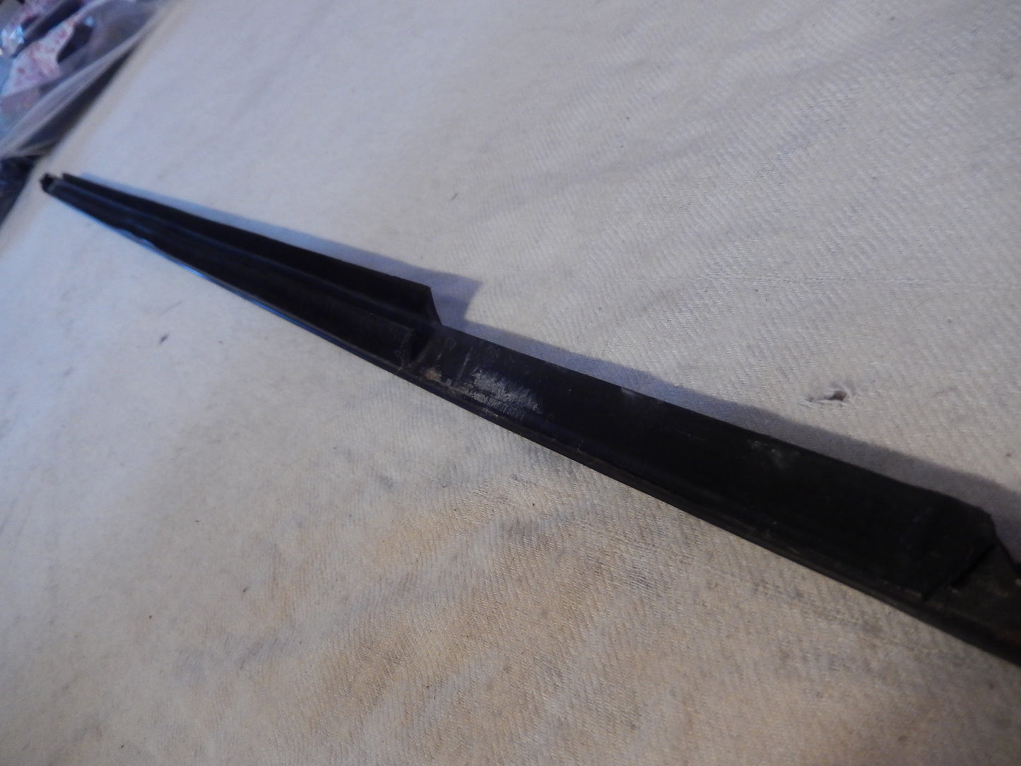 Maserati Quattroporte M-139  04 - 014 Front Drivers Door Exterior Window Scraper