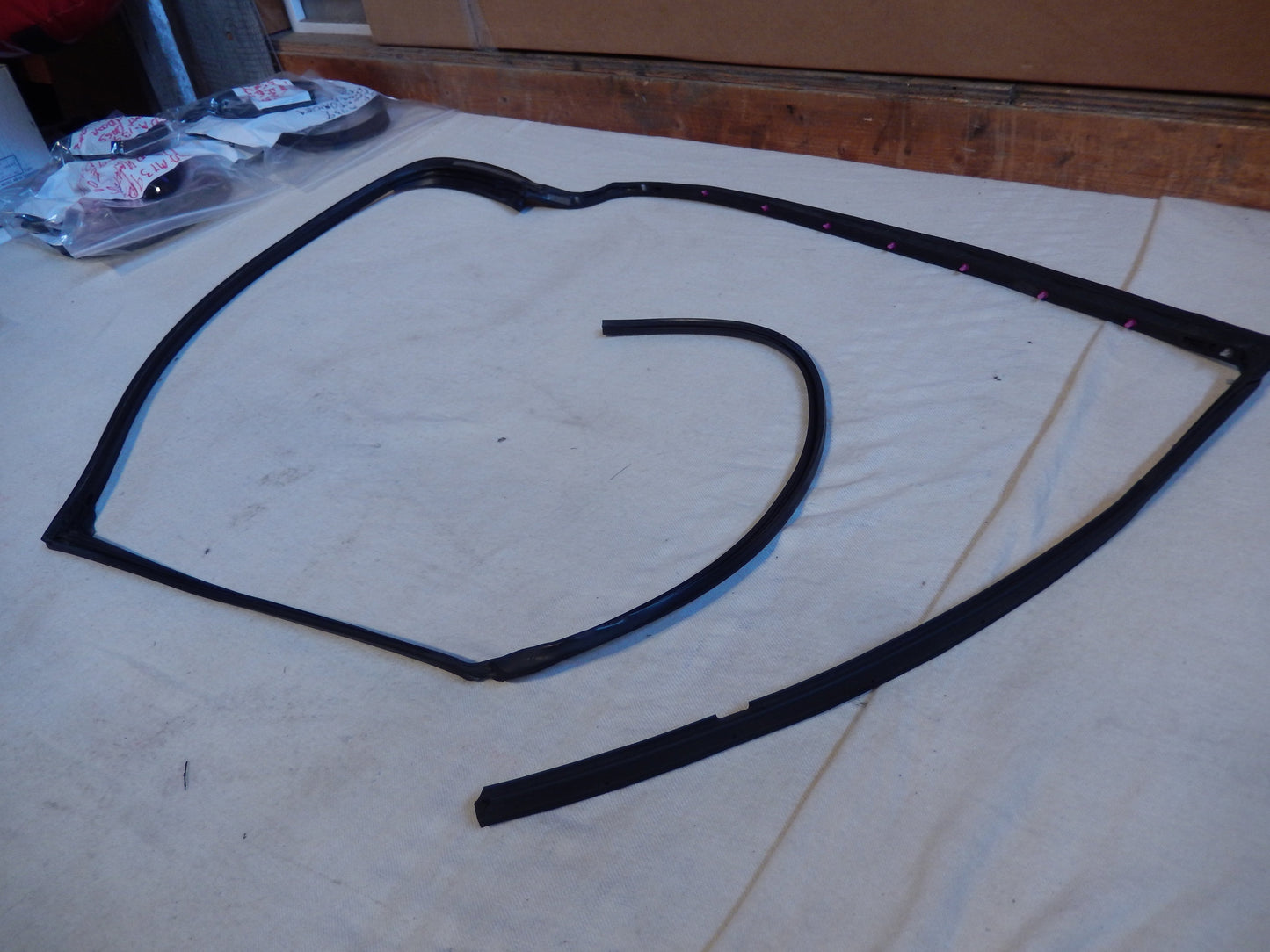 Maserati Quattroporte M-139  04 - 2014 Rear Drivers Outer Door Frame Seal