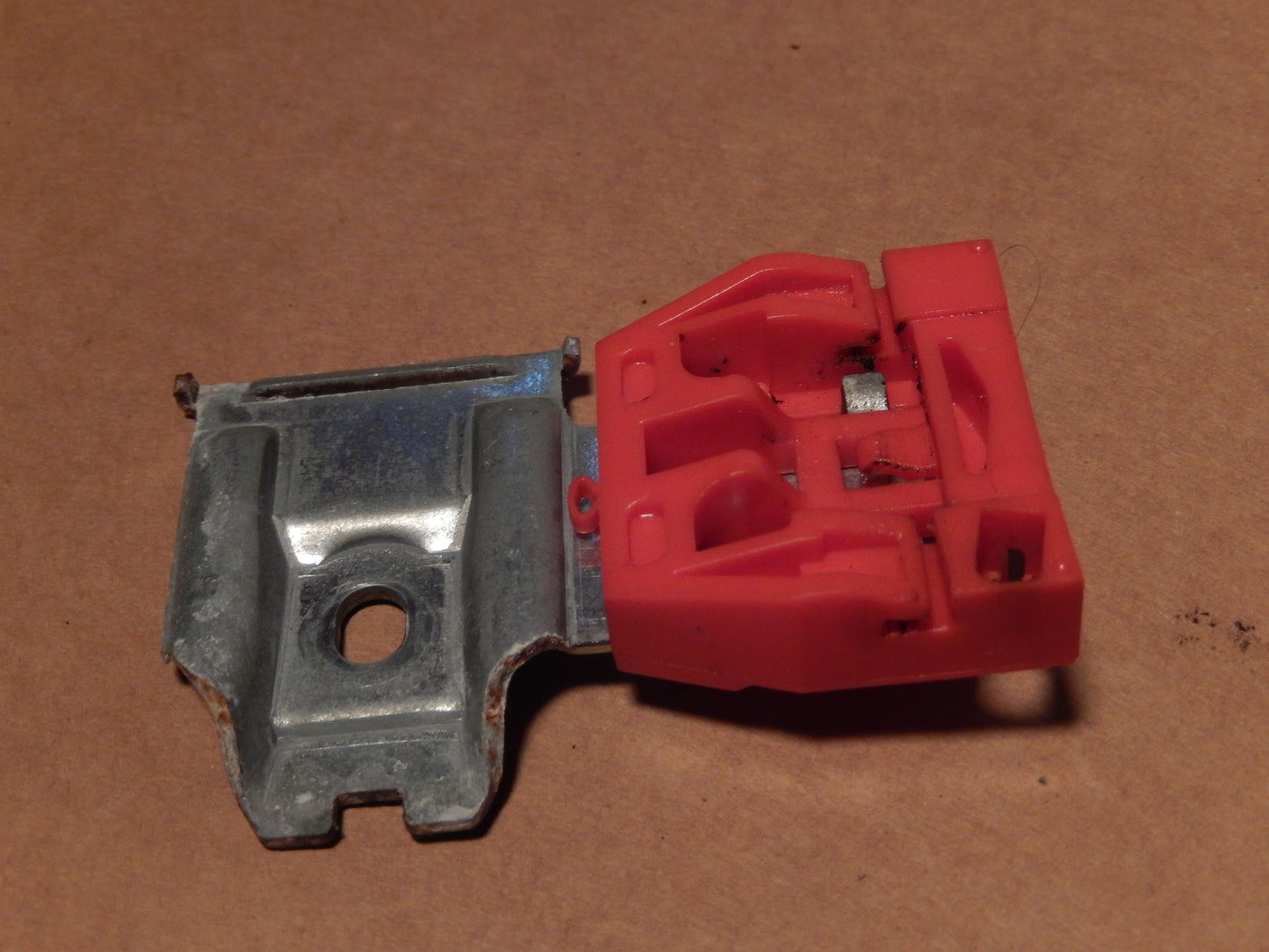 Maserati Quattroporte M-139 Rear Passenger Window Regulator Red Rail Slide Block