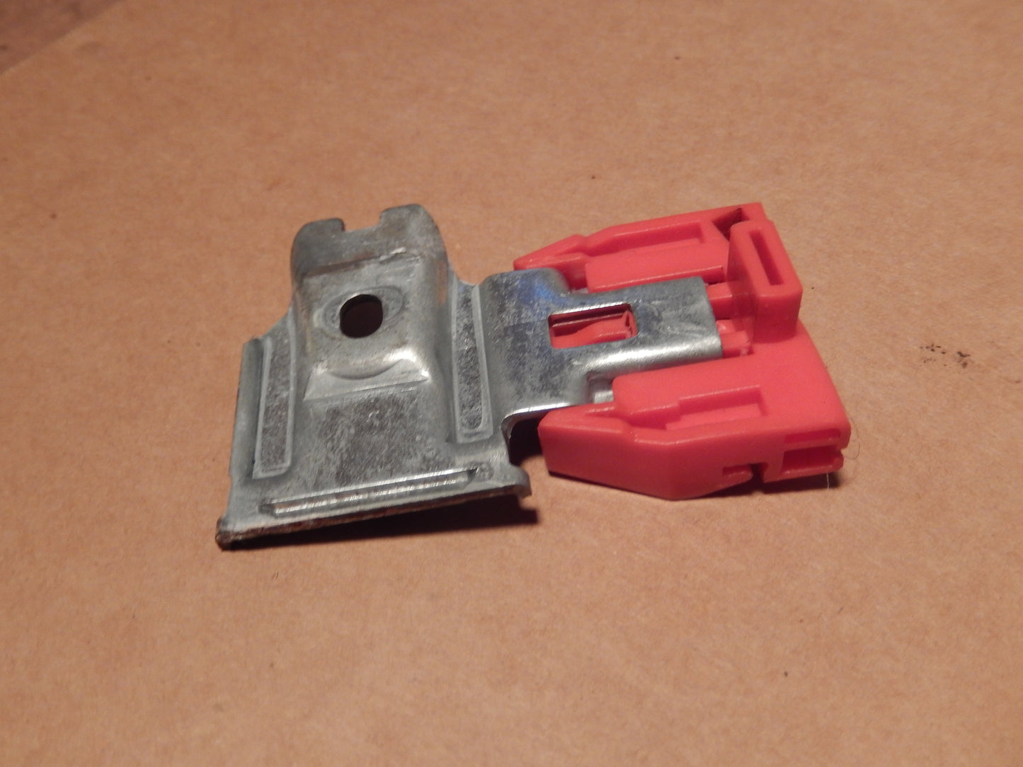 Maserati Quattroporte M-139 Rear Passenger Window Regulator Red Rail Slide Block