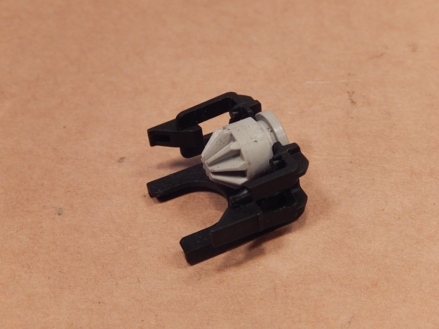 Maserati OEM 2014 - 2017 Ghibli and Quattroporte M - 139 Passenger Side Head Light Adjuster Gear and Cage