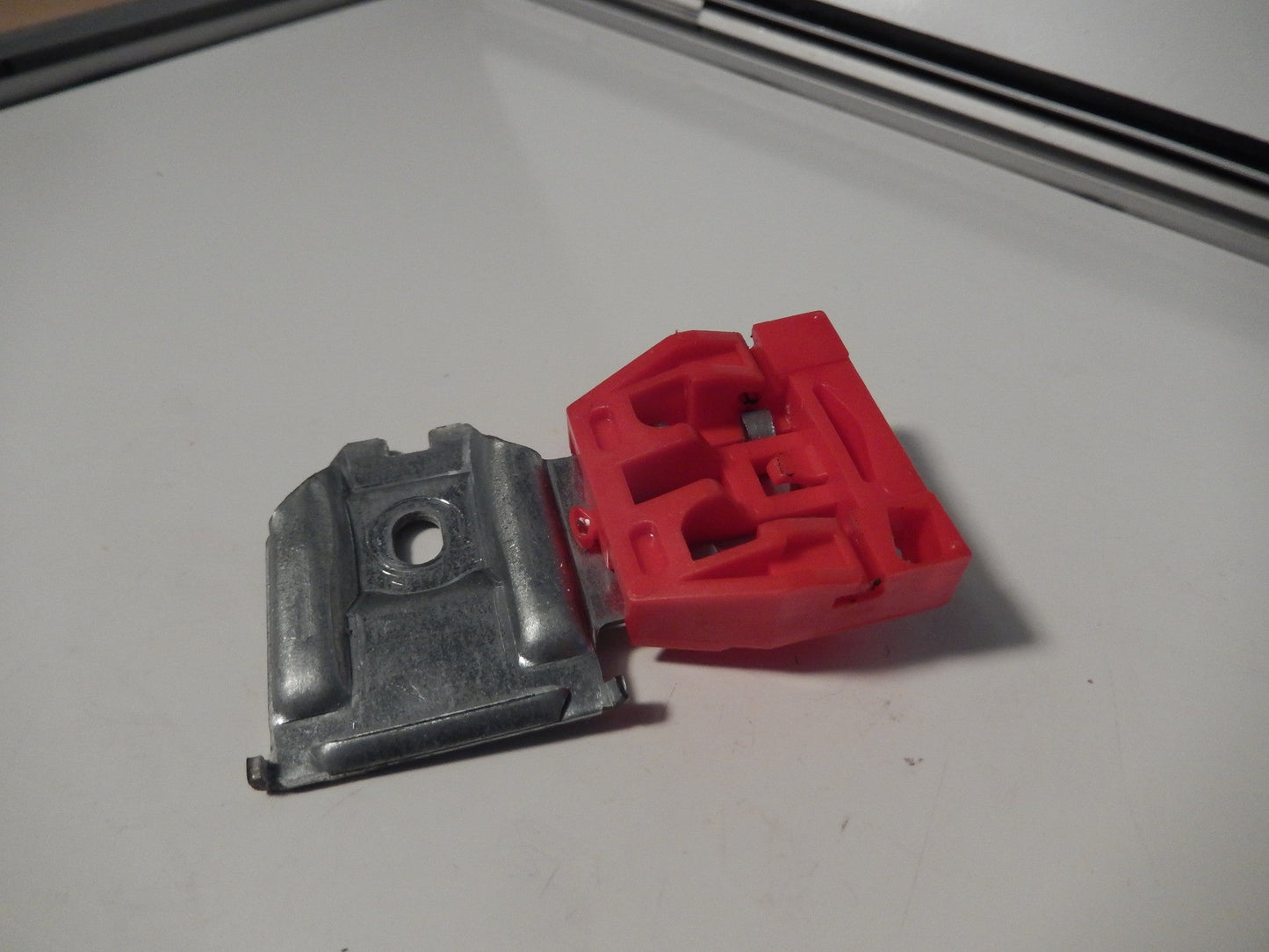 Maserati Quattroporte M-139  04 -2014 Front Driver Window Regulator Red Rail Slide Block