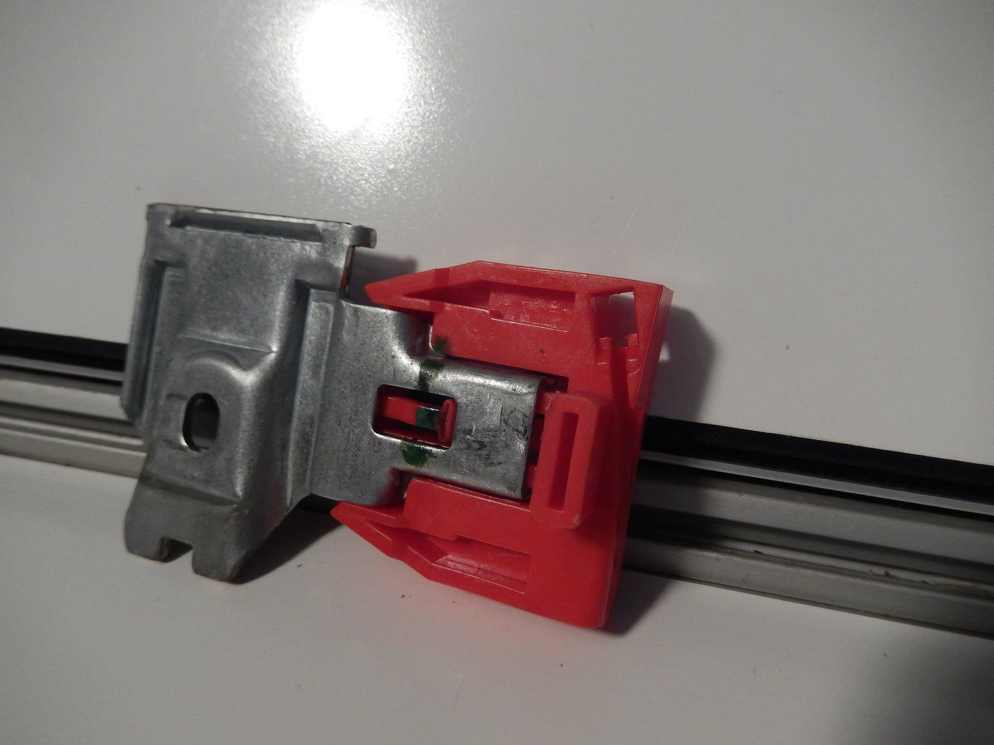 Maserati Quattroporte M-139  04 -2014 Front Driver Window Regulator Red Rail Slide Block
