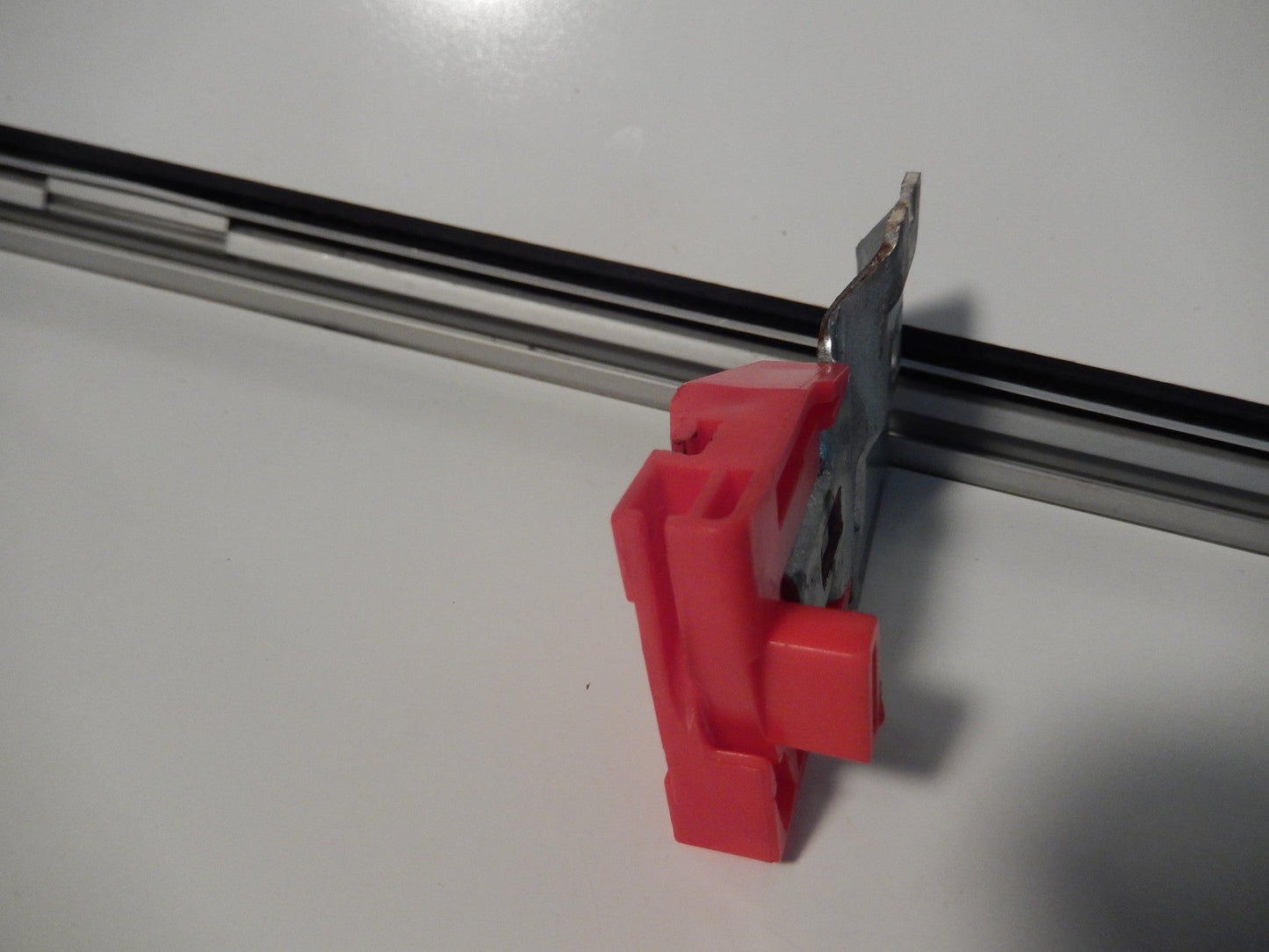 Maserati Quattroporte M-139  04 -2014 Front Driver Window Regulator Red Rail Slide Block